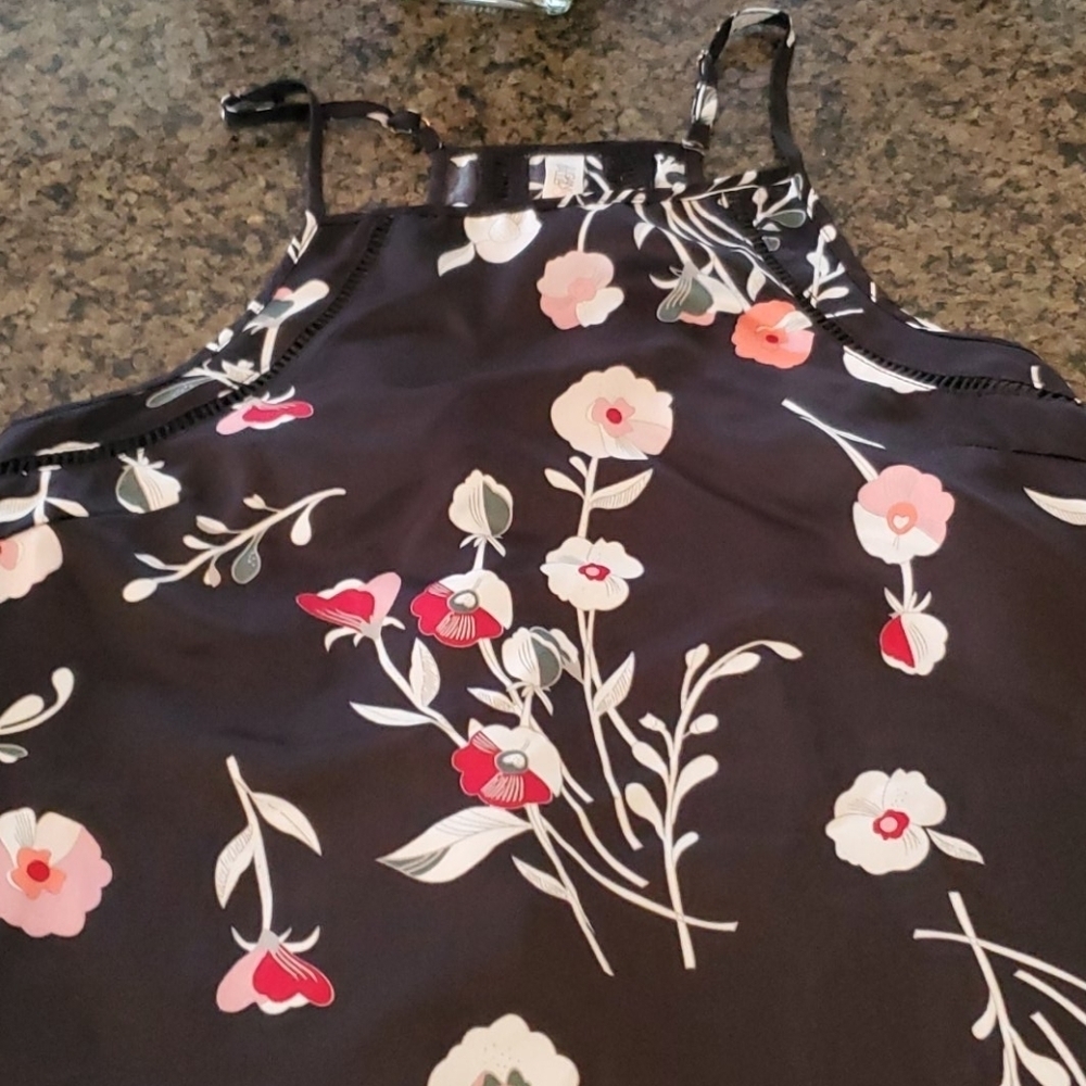 Black Floral Top with adjustable straps - Picture 7 of 14